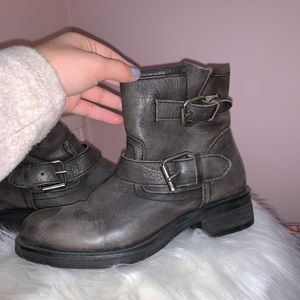 Grey moto boots with buckle
